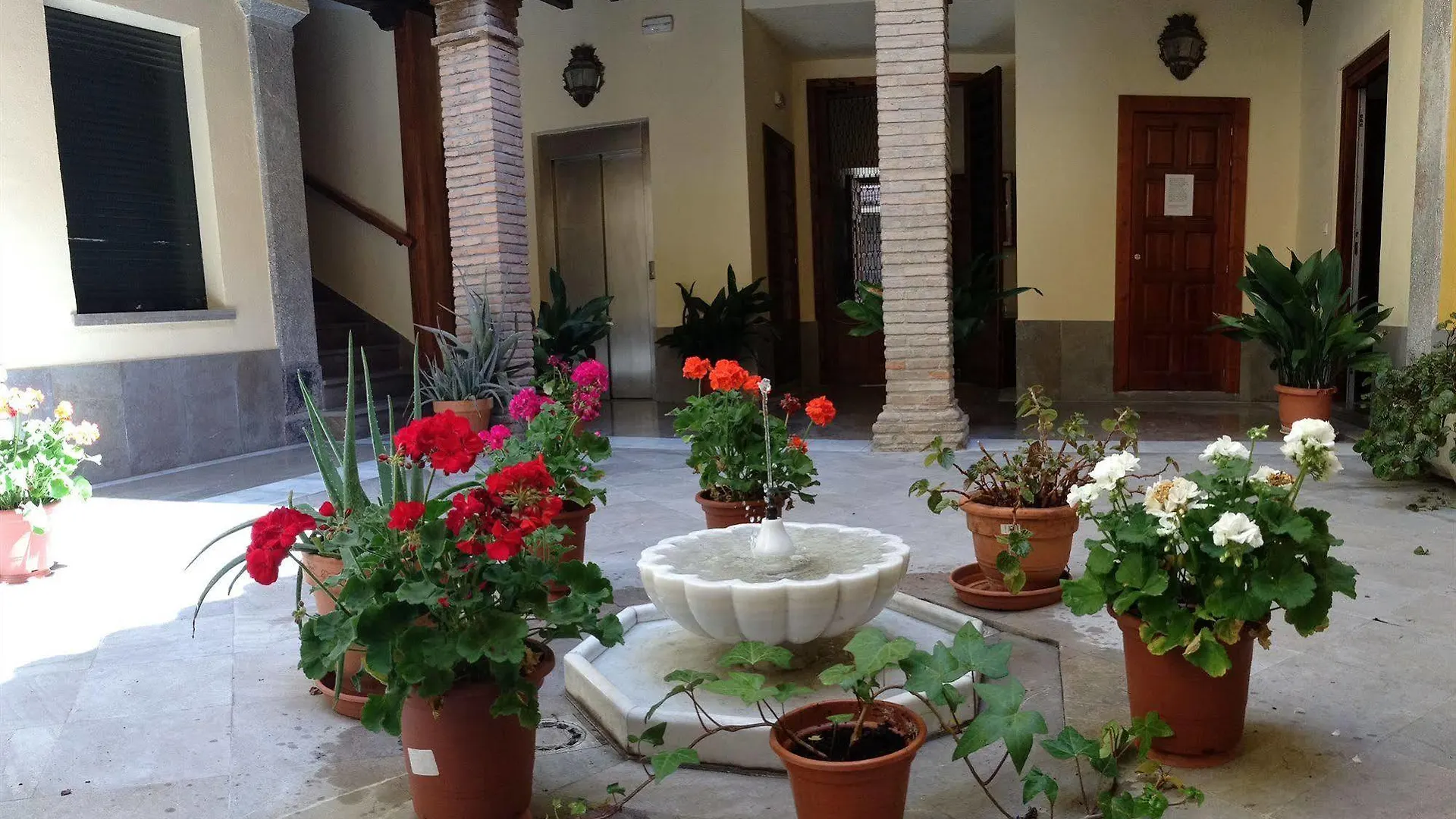 Viviendas Turisticas Vacacionales Puerta Real Granada